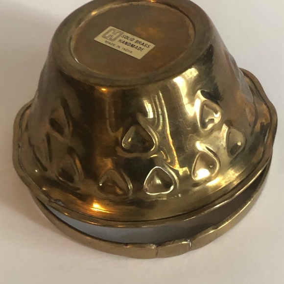 Vintage Brass Basket , decorative hearts, scallop handle, made by Hampton Brass. - Picture 6 of 7